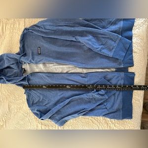 Patagonia hooded sweatshirt, the zipper is missing.